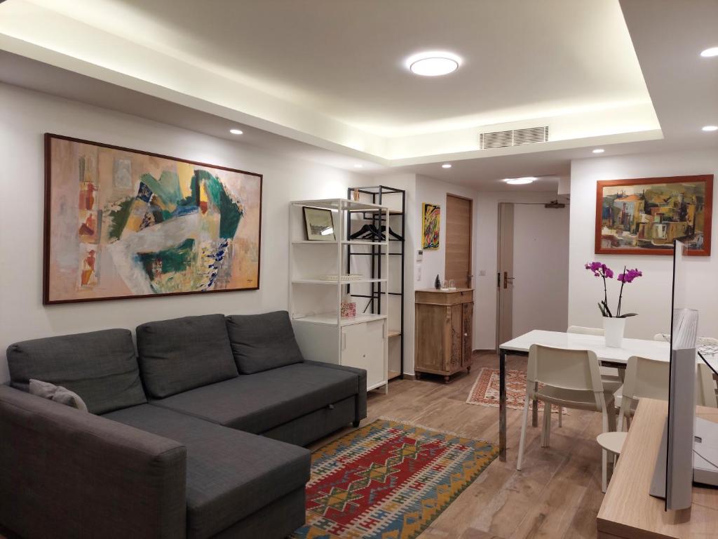 ein Wohnzimmer mit einem Sofa und einem Tisch in der Unterkunft Paris beaugrenelle: charmante résidence in Paris