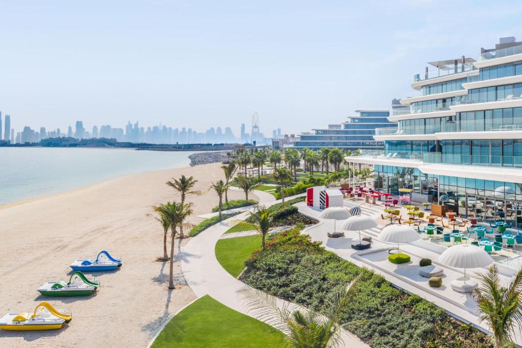 eine Luftansicht auf das Resort und den Strand in der Unterkunft W Dubai - The Palm in Dubai