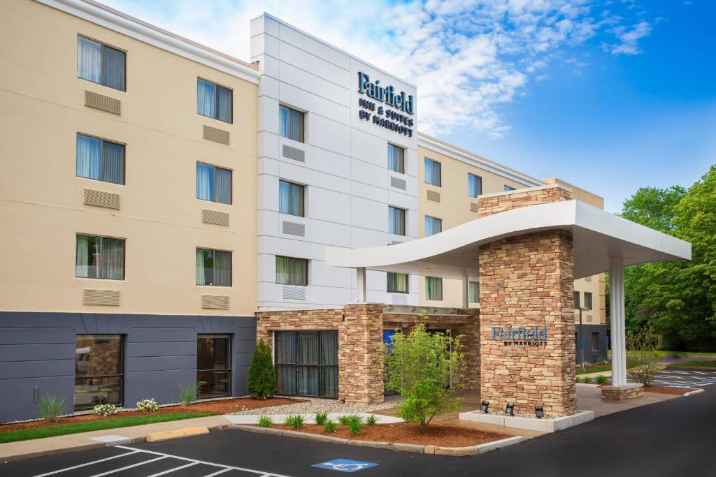 una imagen de la parte delantera de un hotel en Fairfield by Marriott Inn & Suites Raynham Middleborough/Plymouth en Middleboro