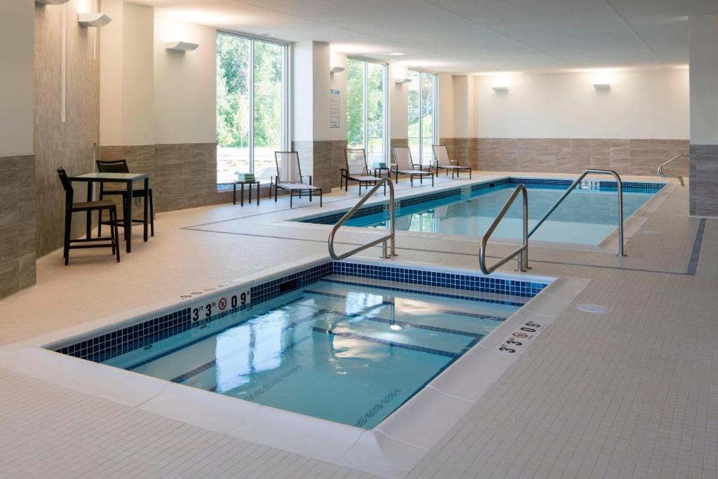 Bazén v ubytování Courtyard by Marriott Prince George nebo v jeho okolí
