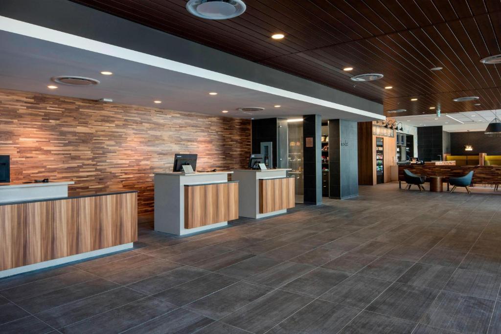 The lobby or reception area at Courtyard by Marriott Prince George