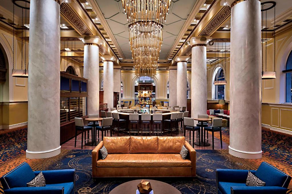 een lobby met een bank in het midden van een gebouw bij Hotel ICON, Autograph Collection in Houston