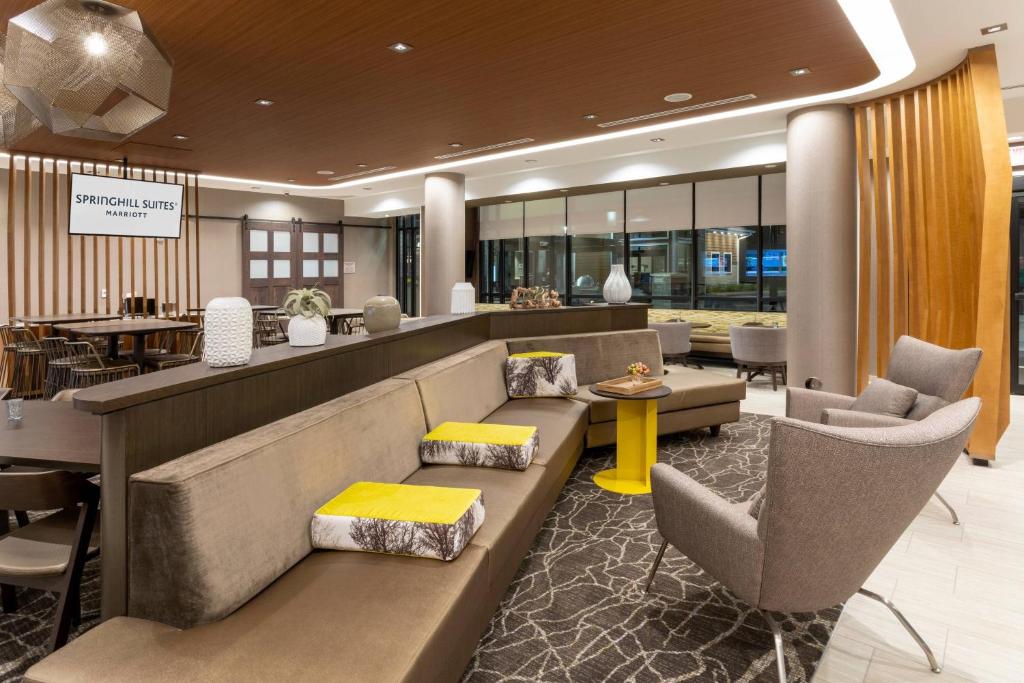 een lobby van een hotel met banken en stoelen bij SpringHill Suites Minneapolis Maple Grove/Arbor Lakes in Maple Grove