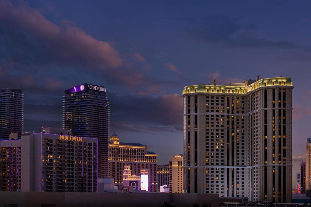 um grupo de edifícios altos em uma cidade à noite em Marriott's Grand Chateau em Las Vegas