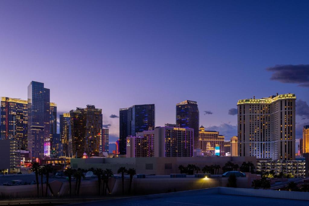 eine Skyline der Stadt bei Nacht mit hohen Gebäuden in der Unterkunft Marriott&#39;s Grand Chateau in Las Vegas