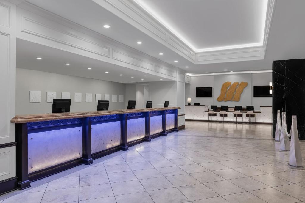 eine Lobby mit Bar in einem Gebäude in der Unterkunft Marriott&#39;s Grand Chateau in Las Vegas