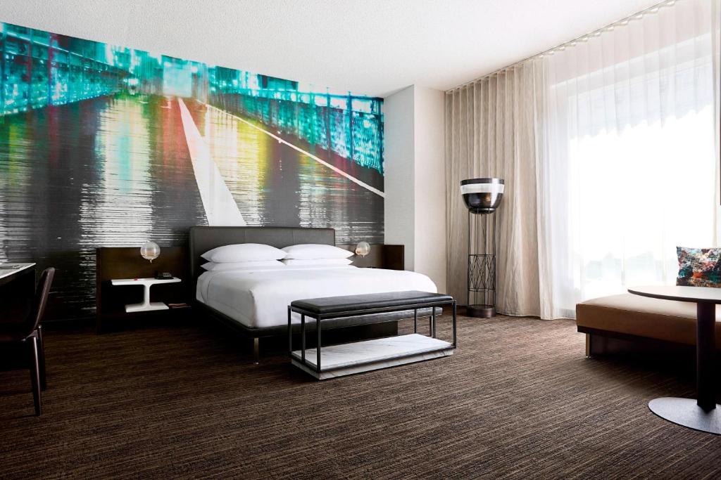 Postel nebo postele na pokoji v ubytování New York Marriott at the Brooklyn Bridge