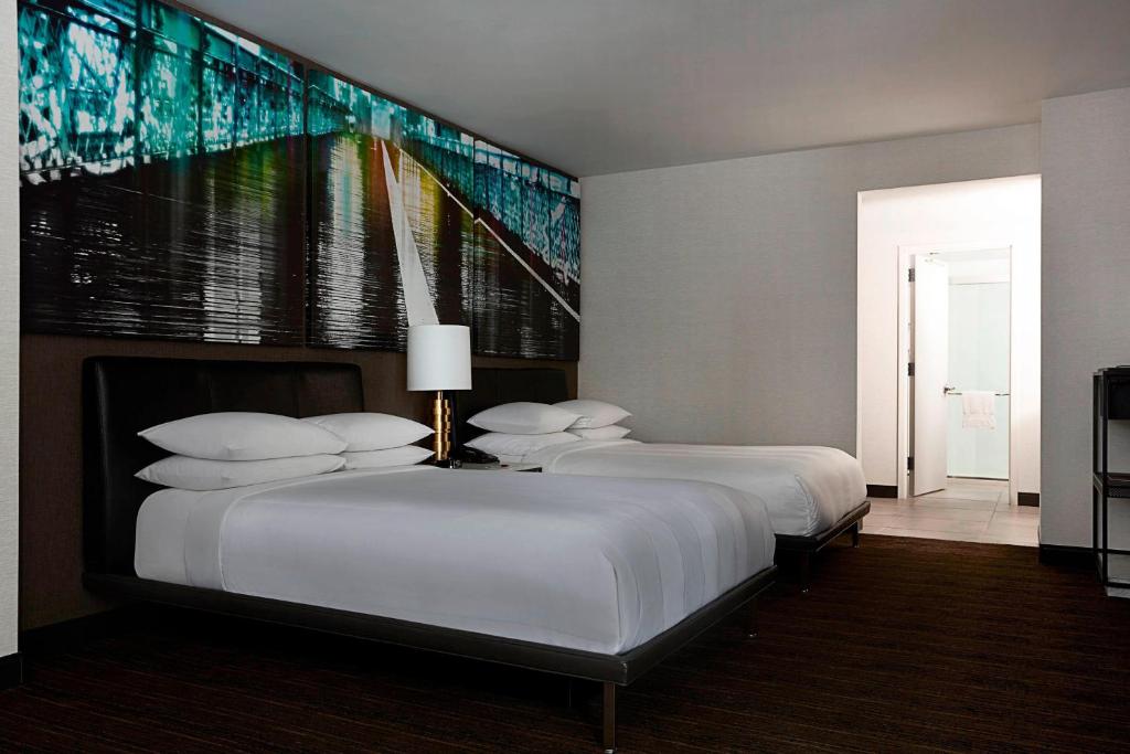 Postel nebo postele na pokoji v ubytování New York Marriott at the Brooklyn Bridge