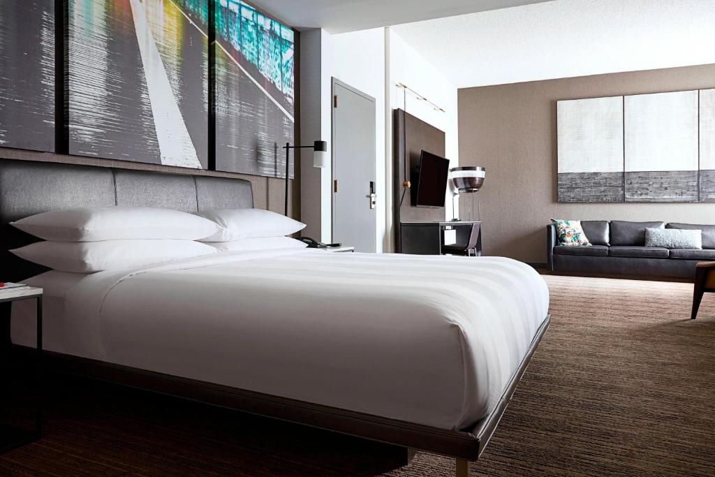 Postel nebo postele na pokoji v ubytování New York Marriott at the Brooklyn Bridge