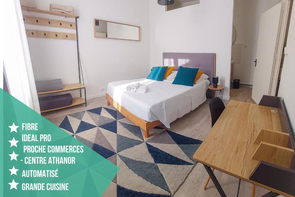 Un dormitorio con una cama y una mesa. en Artbleu -Tout Confort - Idéal Pros - Proche commerces en Montluçon