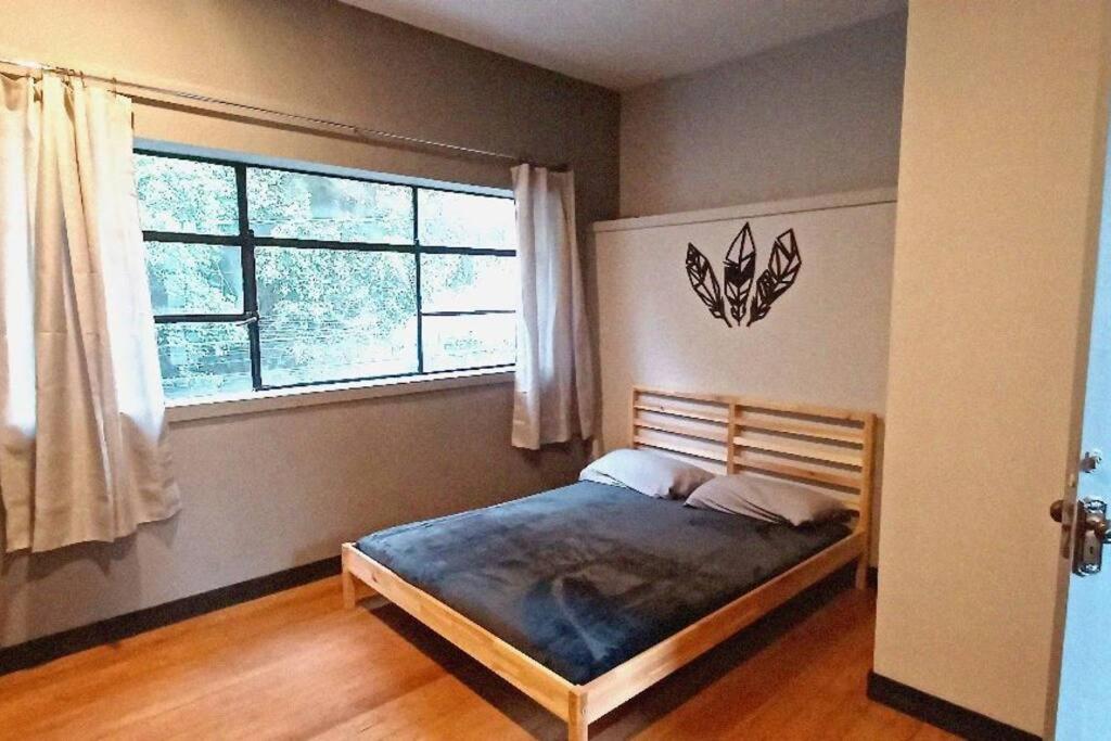 una camera con un letto di fronte a una finestra di Casa Estudio Condesa a Città del Messico