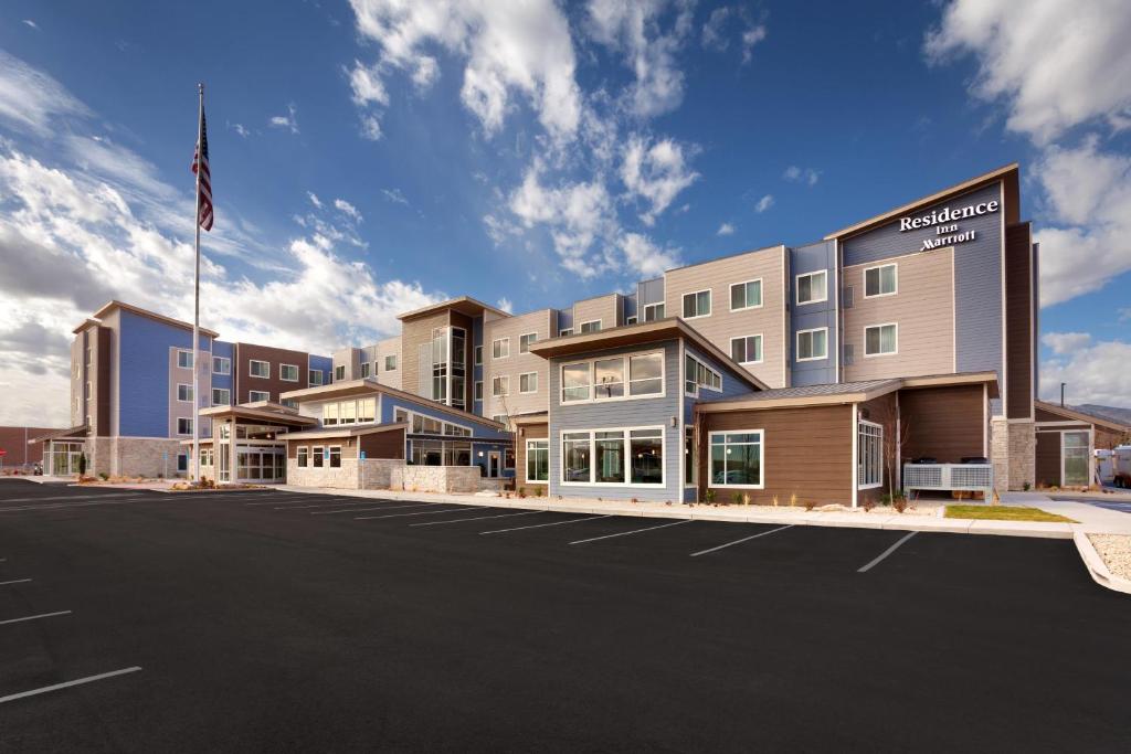 ein Hotel mit leerem Parkplatz in der Unterkunft Residence Inn by Marriott Salt Lake City-West Jordan in West Jordan