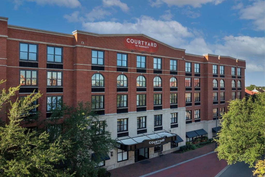 un grande edificio in mattoni con un piano giudiziario di Courtyard by Marriott Savannah Downtown - Historic District a Savannah