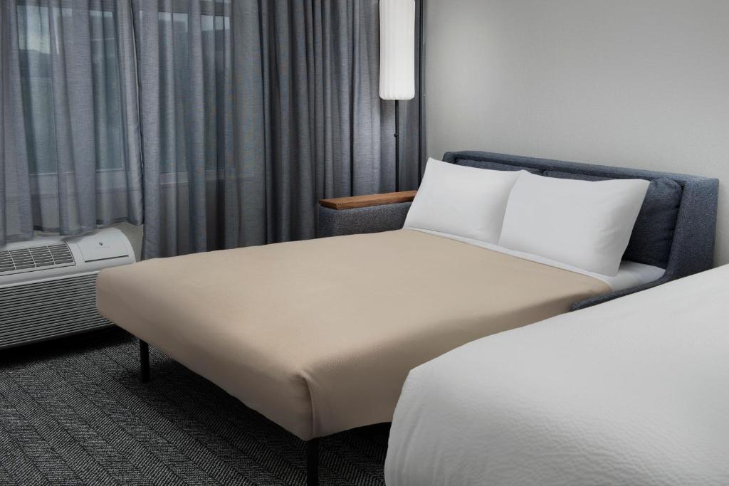 Courtyard by Marriott Savannah Downtown - Historic District - 1 Chambre 2 Chambres, 1 Roi, Canapé-lit, Balcon