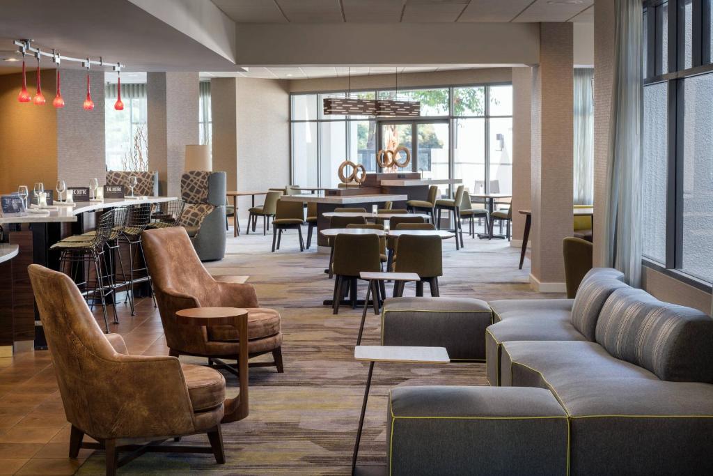 a restaurant with couches and tables and chairs at Courtyard by Marriott Richmond Berkeley in Richmond