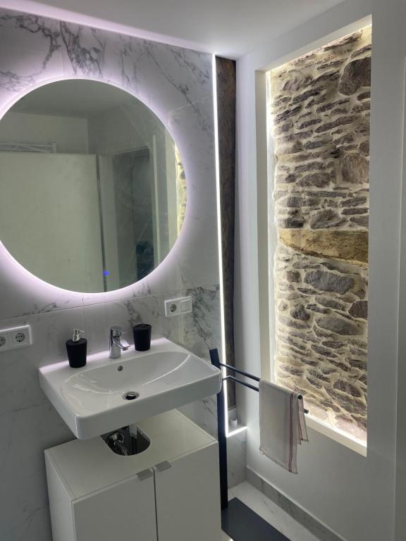 uma casa de banho com um lavatório e um espelho em PrimeBnb LuxusApartment em Wetzlar