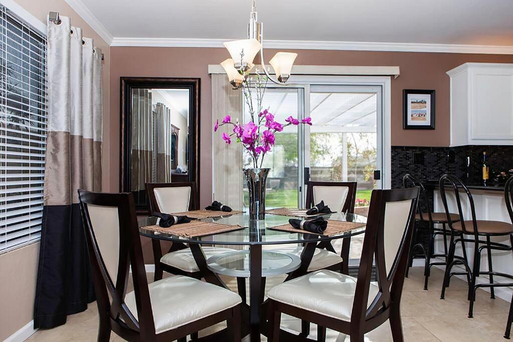 comedor con mesa de cristal y sillas en Beautiful Home in Downtown Phoenix, en Phoenix