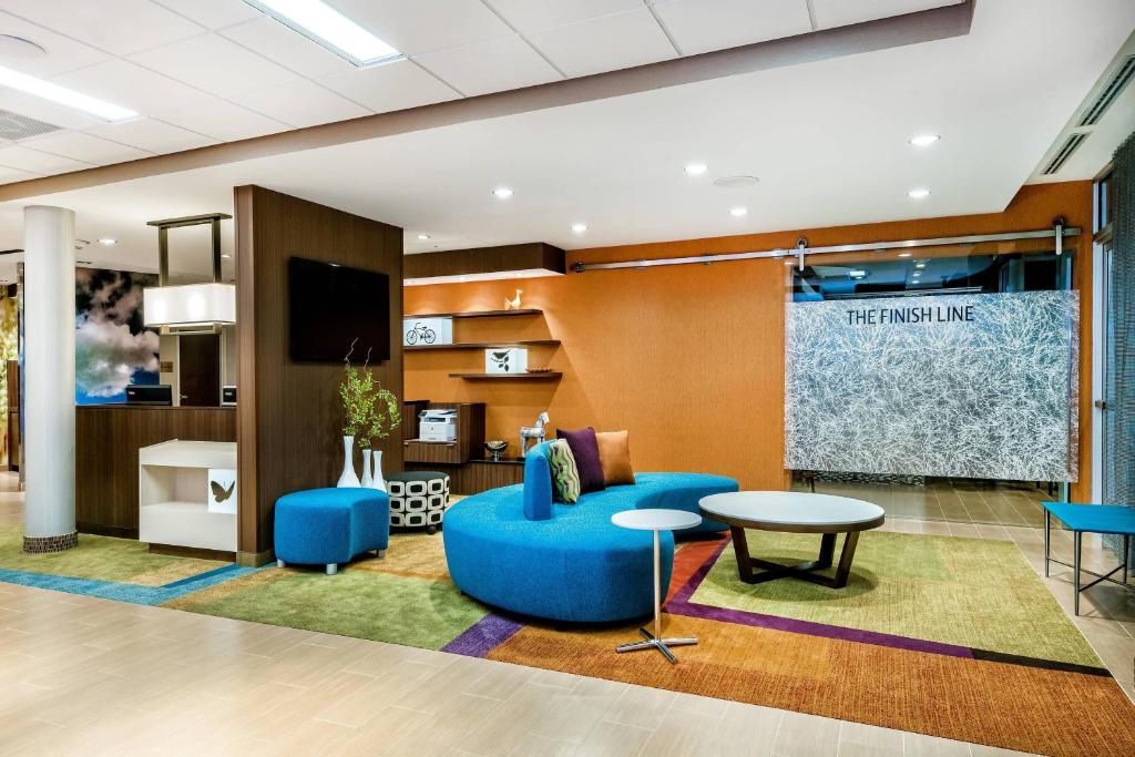 eine Lobby mit einem blauen Sofa und einem Tisch in der Unterkunft Fairfield Inn & Suites by Marriott Van in Van