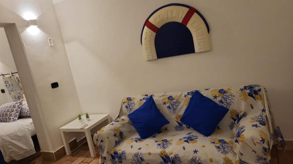 een bank met blauwe kussens in de woonkamer bij Lighthouse Taranto in Taranto