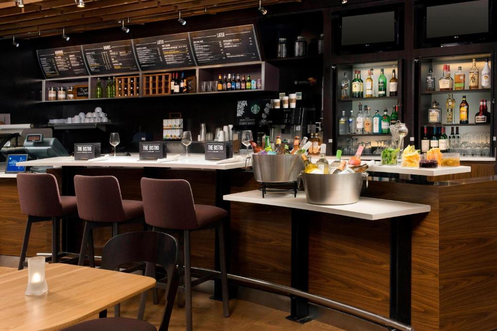 a bar with bar stools in a restaurant at Courtyard by Marriott Tyler in Tyler
