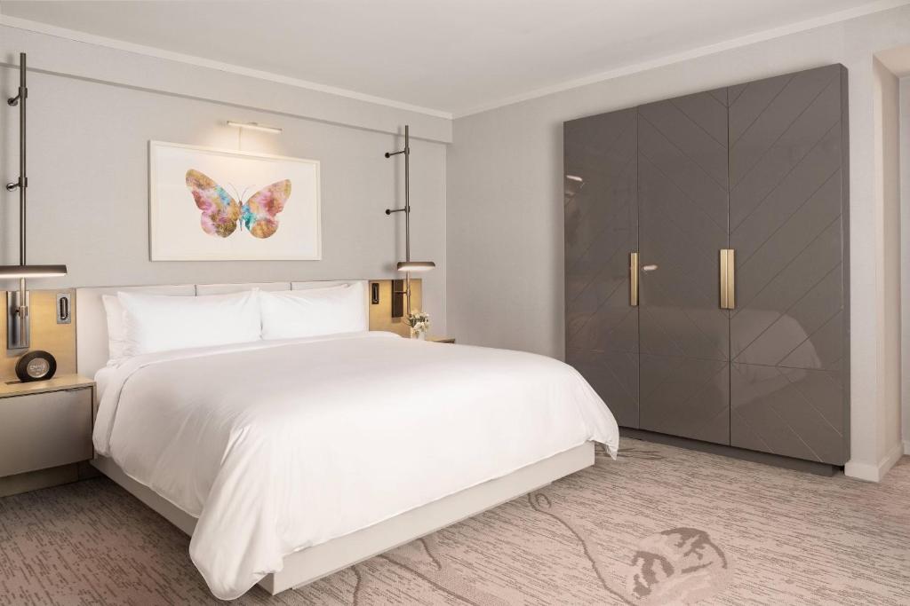 Postel nebo postele na pokoji v ubytování JW Marriott Parq Vancouver