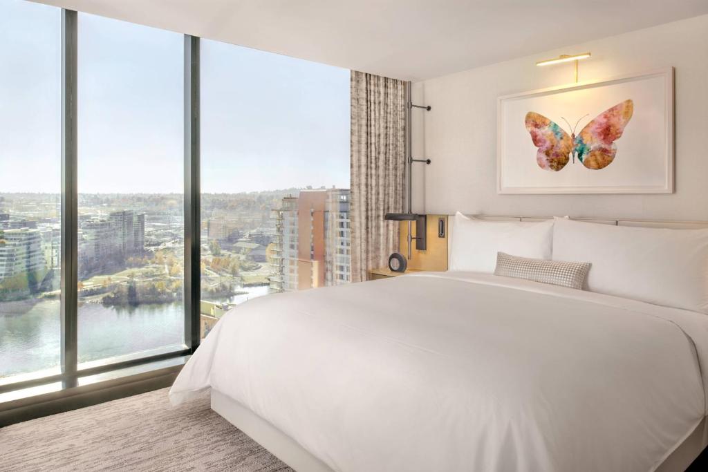 Postel nebo postele na pokoji v ubytování JW Marriott Parq Vancouver