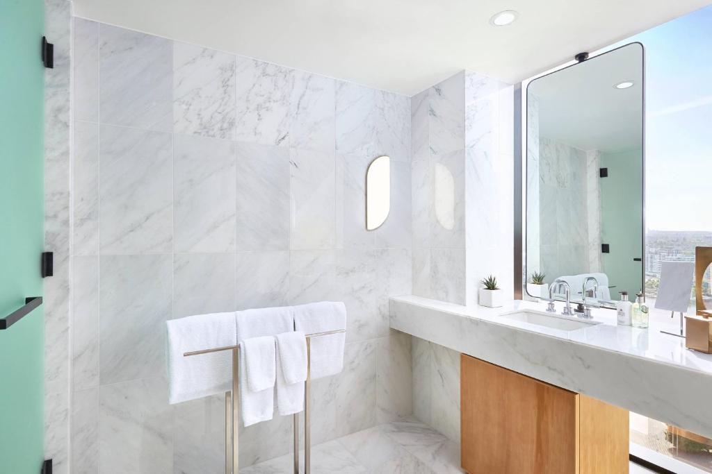 Koupelna v ubytování JW Marriott Parq Vancouver