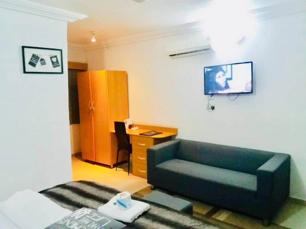 TV a/nebo společenská místnost v ubytování Ne-yo hotel & rv lodges