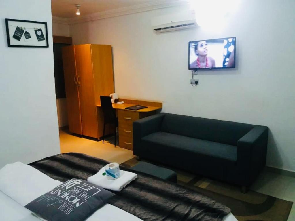 TV a/nebo společenská místnost v ubytování Ne-yo hotel & rv lodges