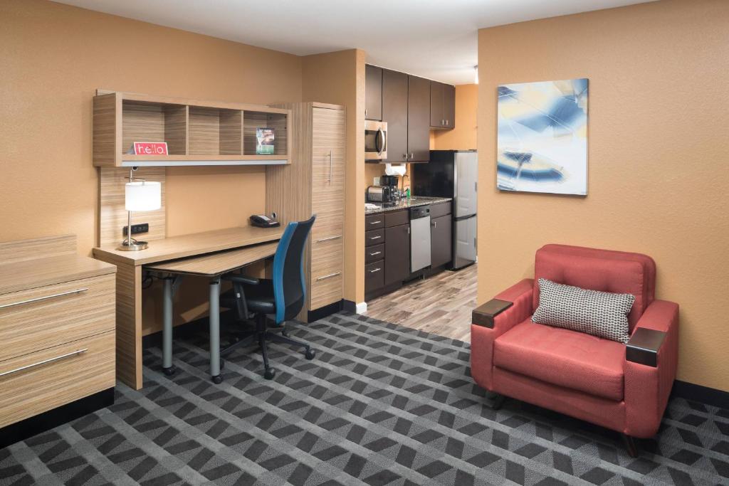 an office with a desk and a chair in a room at TownePlace Suites by Marriott Panama City in Panama City