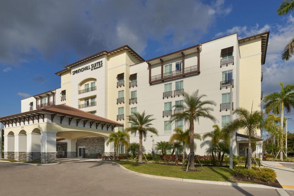 uma representação da frente da estalagem Hampton suites coqueiral em SpringHill Suites by Marriott Fort Myers Estero em Estero