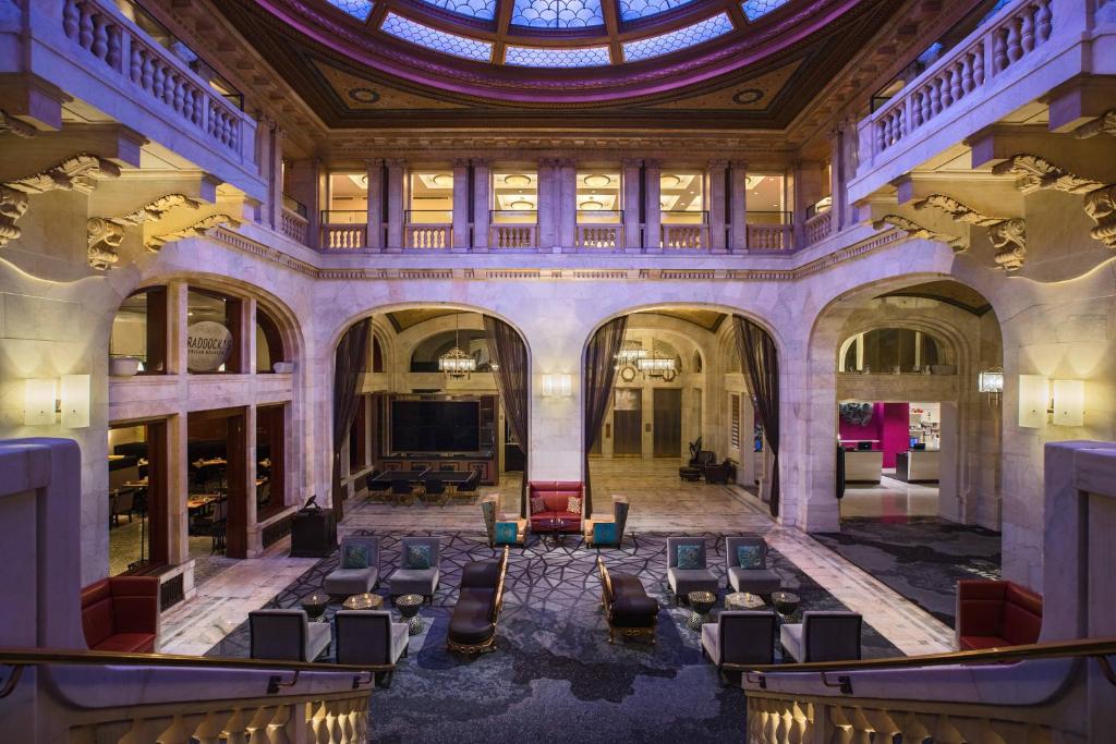 een uitzicht over de lobby van een gebouw bij Renaissance Pittsburgh Hotel in Pittsburgh