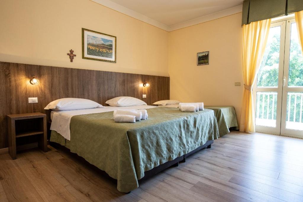 A bed or beds in a room at Hotel La Tavola Rotonda