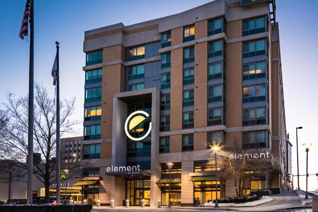 un edificio con una señal de color cazón delante de él en Element Omaha Midtown Crossing, en Omaha