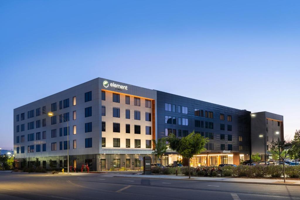 ein Bürogebäude an einer Stadtstraße in der Dämmerung in der Unterkunft Element San Jose Airport in San Jose