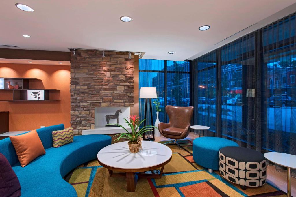 een woonkamer met een blauwe bank en een tafel bij Fairfield Inn & Suites by Marriott La Crosse Downtown in La Crosse
