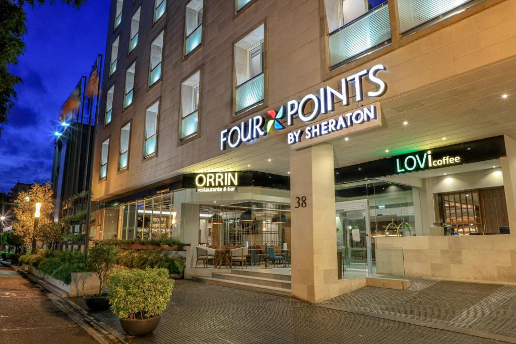 una vista frontal de un edificio con una tienda en Four Points by Sheraton Mexico City Colonia Roma en Ciudad de México