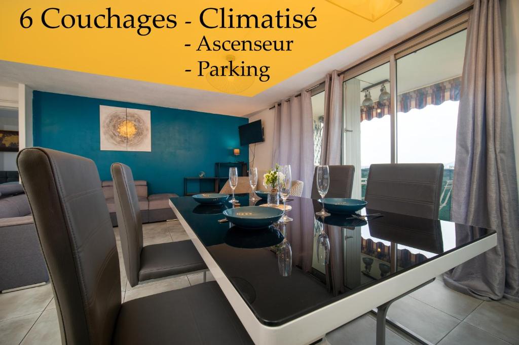 une salle à manger avec une table et des chaises noires dans l'établissement Appartement climatisé terrasse parking 8 couchages, à Marseille