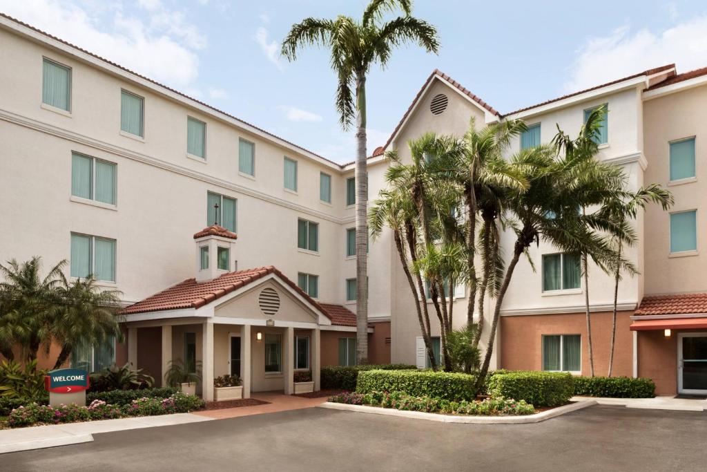uma representação da frente de um hotel com palmeiras em TownePlace Suites Boca Raton em Boca Raton