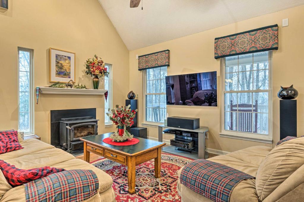ブルーミントンにあるSerene Bloomington Home Deck and Forest Viewsの2つのソファと暖炉のあるリビングルーム