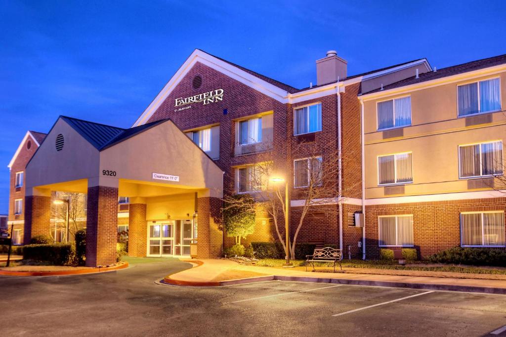 un hotel con un estacionamiento delante de él en Fairfield Inn and Suites Memphis Germantown, en Memphis