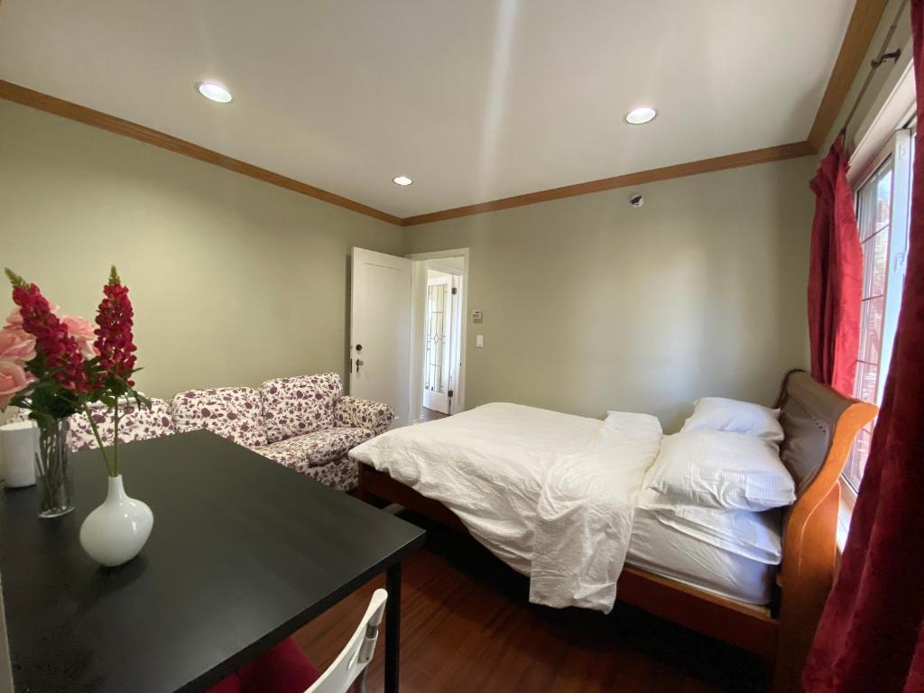 Letto o letti in una camera di Cozy Dunbar 3 Beds Home w/ Views