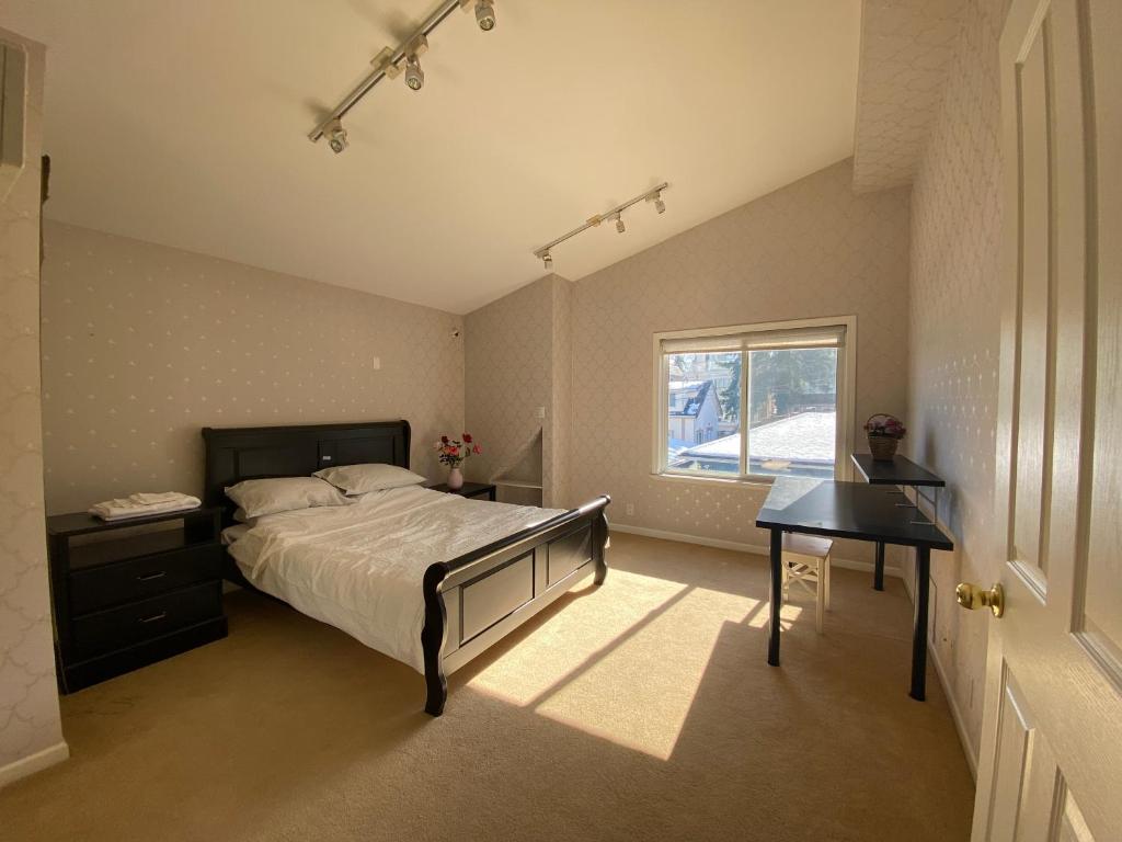 Letto o letti in una camera di Cozy Dunbar 3 Beds Home w/ Views