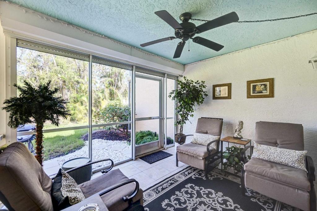 Una sala de estar con sofás y un ventilador de techo. en Bonita Springs Condo with Pool, Near Beaches!, en Bonita Springs