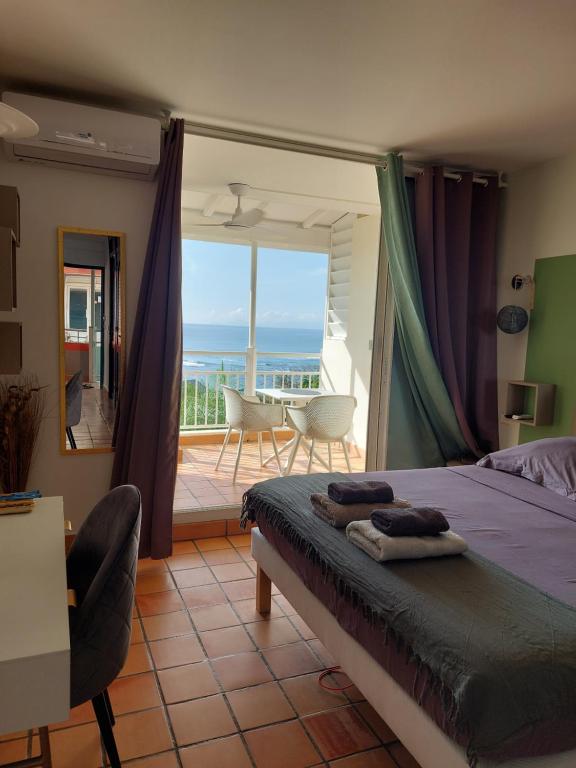 una camera con letto e vista sull'oceano di Régal de la Baie a La Trinité