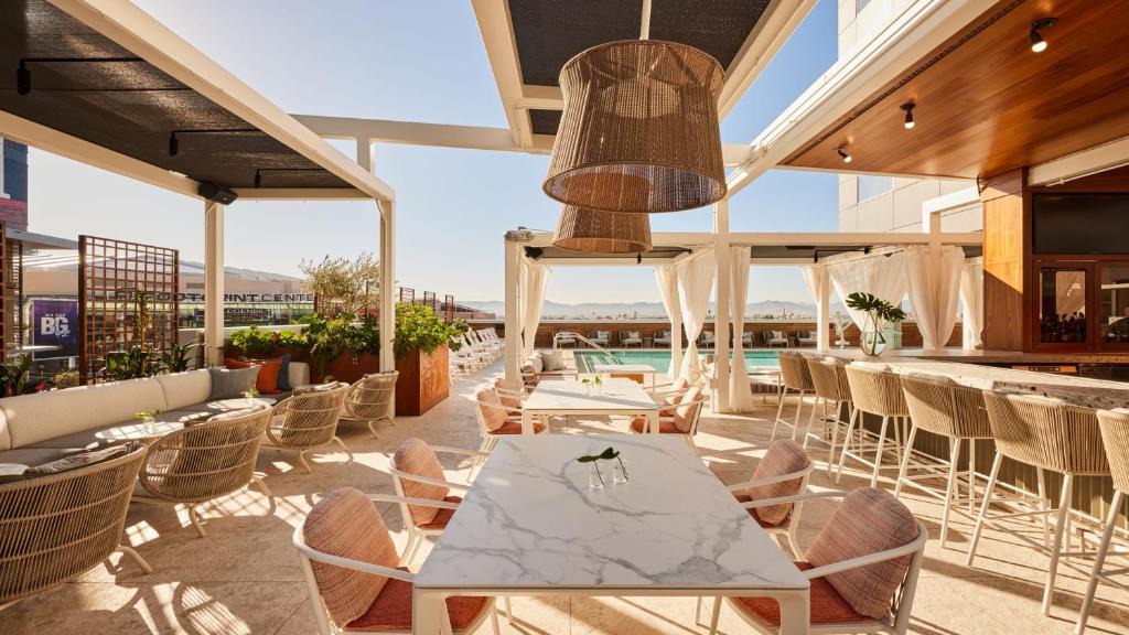 Restaurace v ubytování Kimpton Hotel Palomar Phoenix Cityscape by IHG