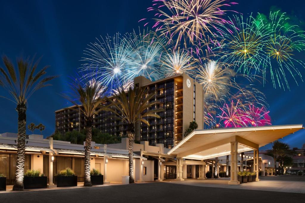 una vista del hotel con fuegos artificiales en el fondo en Sheraton Park Hotel at the Anaheim Resort, en Anaheim