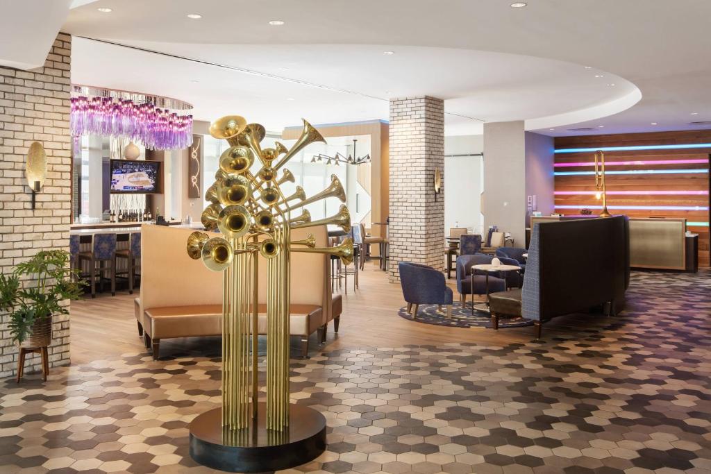 lobby z choinką w środku w obiekcie TownePlace Suites by Marriott New Orleans Downtown/Canal Street w Nowym Orleanie