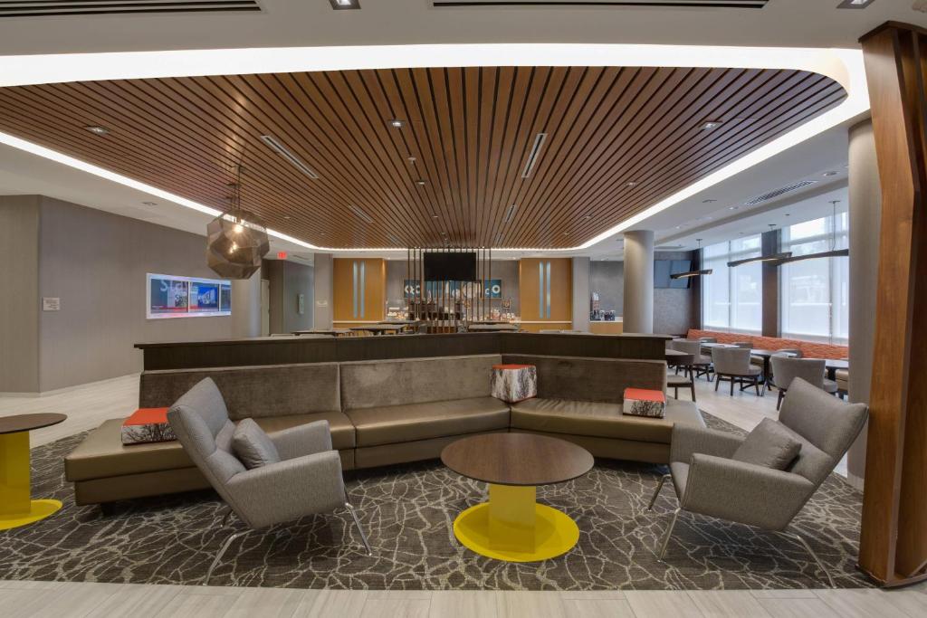 een lobby met een bank, stoelen en een tafel bij SpringHill Suites by Marriott Fort Lauderdale Miramar in Miramar