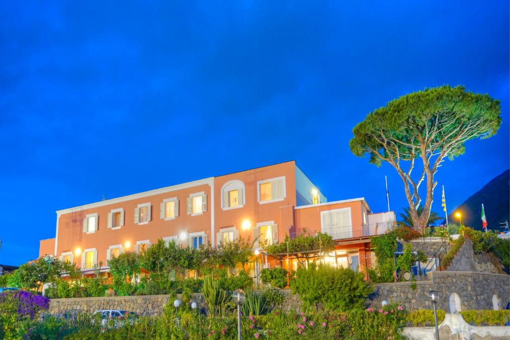 un bâtiment avec un arbre en face dans l'établissement Hotel Villa Mena, à Ischia